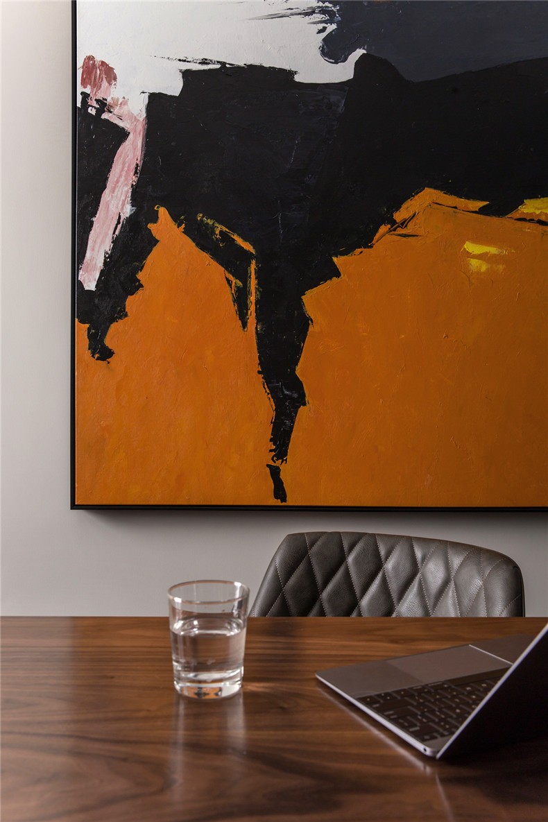 餐桌一角，同時也能兼具工作間功能