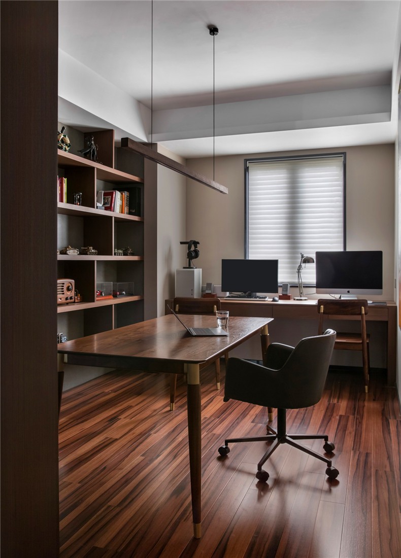 工作間，采用神色木紋地板，氣質沉穩(wěn)