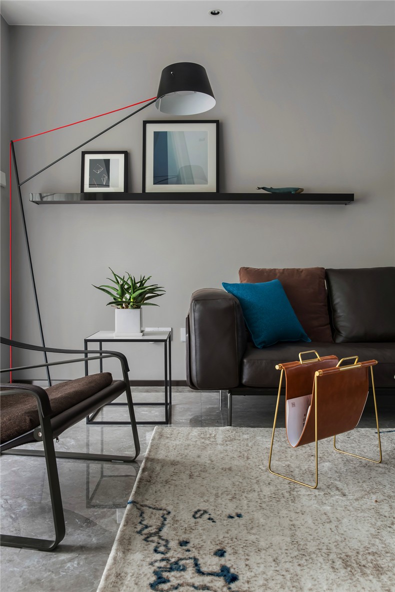 沙發(fā)一角放置高腳落地燈，既實用又增添客廳設計感