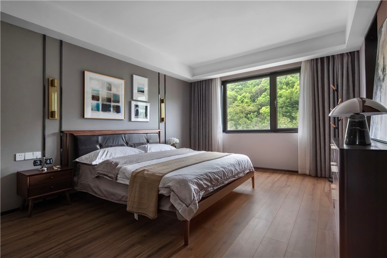 臥室同樣以窗戶為畫框，裝下一整片青山