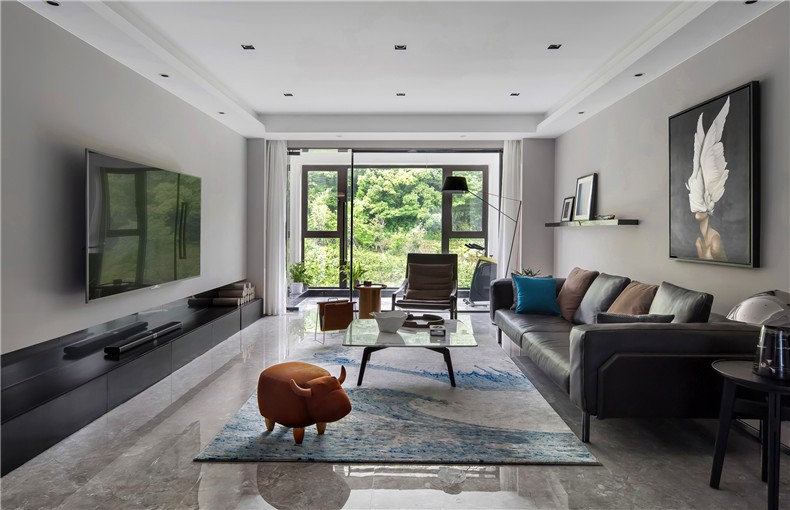 客廳，正面窗戶正對青山，足不出戶美景即可盡收眼底